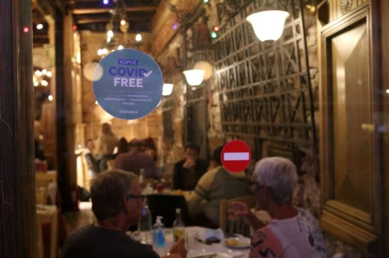 Ρεζιλεύουν τις αρχές: Το τρικ των ανεμβολίαστων για να μπαίνουν ελεύθερα σε καφέ, μπαρ και εστιατόρια