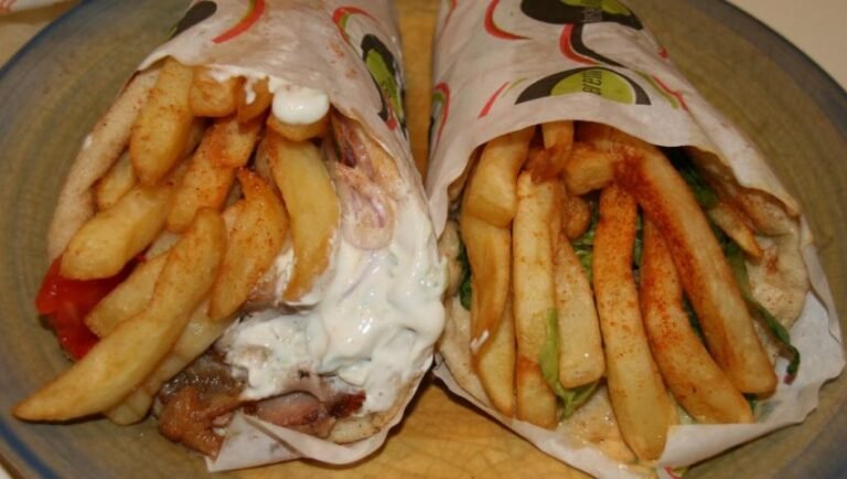 Χαμηλή τιμή, διπλάσιο μέγεθος: Το μυστικό του σουβλατζίδικου με το τυλιχτό που κάνει την Καλλιθέα να παραμιλά (Pics)