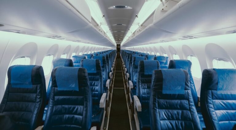 Απίστευτο! Αυτός είναι ο λόγος που τα καθίσματα των αεροπλάνων έχουν μπλε χρώμα