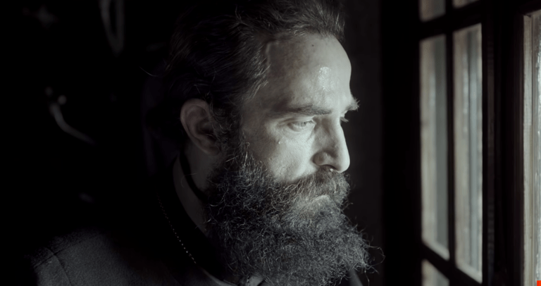 Πάνω από 250.000 εισιτήρια σε 5 εβδομάδες: Ο «Άνθρωπος του Θεού» σάρωσε στην Ελλάδα, αλλά γιατί;