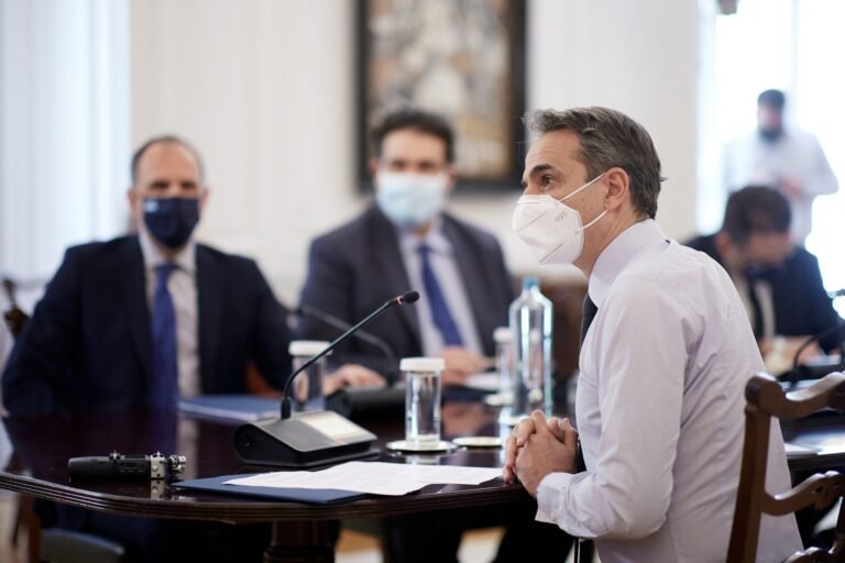 Μετάλλαξη Όμικρον: Αυτά είναι τα 3 νέα μέτρα που ανακοινώνει η κυβέρνηση ενόψει Χριστουγέννων