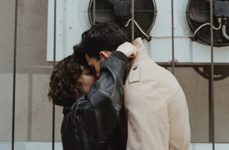 Οι «βδέλλες» του ζωδιακού: Αυτά είναι τα ζώδια που… γίνονται τσιμπούρια στους συντρόφους τους