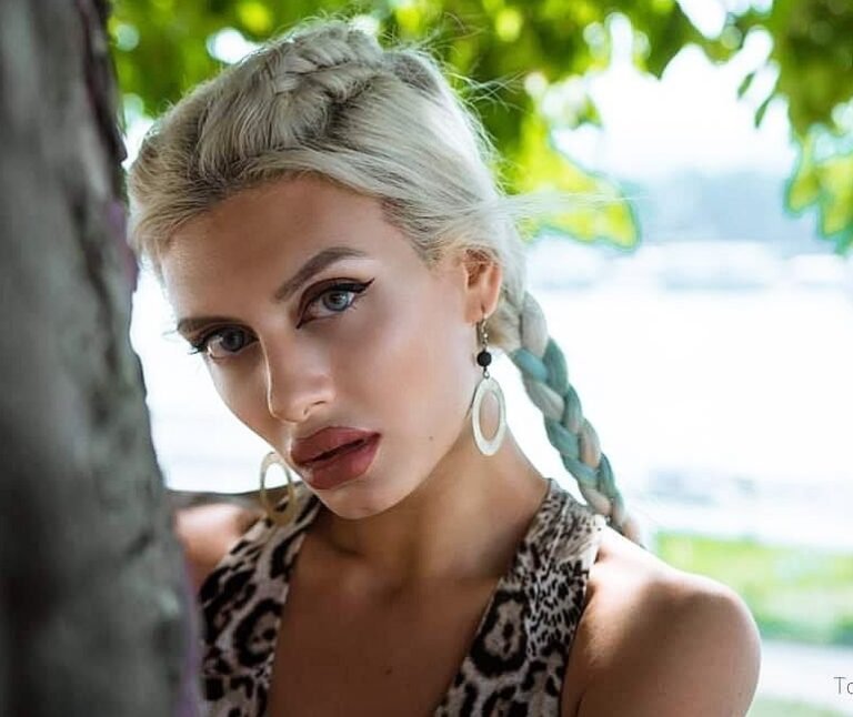 Οι γuμνe$ φωτογραφίες της Αθηνάς από το “The Bachelor” που θα ήθελε να μην υπήρχαν(pic)