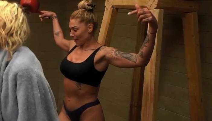 Ακατάλληλο: H Αγγελική Ηλιάδη φιλιέται με τον Γρηγόρη στο κρεβάτι της «Φάρμας» σε πλάvα – αποκάλυψη (Pic)