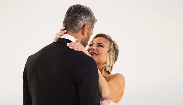 Καυτά φιλιά on camera: Δεν κρατιούνται Αθηνά New York – Αλέξης Παππάς στην πρώτη τους τηλεοπτική συνέντευξη (Vid)