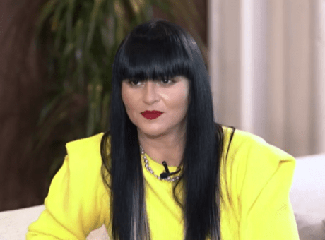 Ήρεμη και χαμογελαστή: Η άγνωστη εμφάνιση της Ζενεβιέβ στην τηλεόραση 10 χρόνια πριν