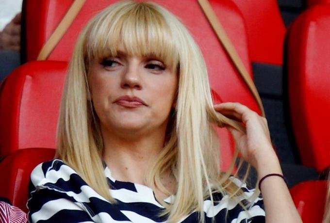 «Με ξέρετε, άλλωστε…»: Σάσα Σταμάτη, είναι δυνατόν να έγραψες τέτοιο πράγμα;