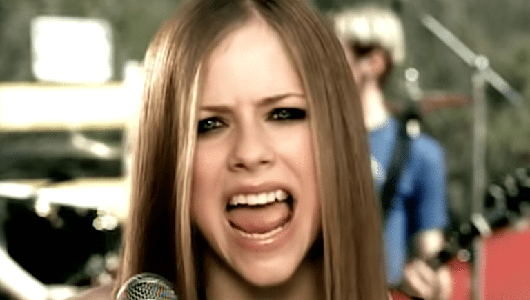 «H Avril Lavigne πέθανε. Αυτή που βλέπετε είναι η σωσίας της»: Η αλήθεια για τη νέα εικόνα της τραγουδίστριας που λατρέψαμε στα ’00s