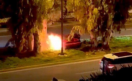 Θανατηφόρο τροχαίο Τζώρτζη Μονογυιού | Η στιγμή που η σύζυγός του βγαίνει από τη φλεγόμενη Ferrari (Vid)