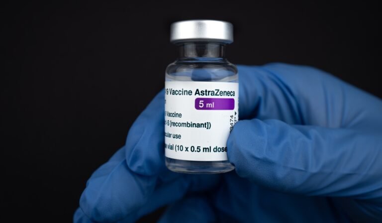 «Μάλλον σκότωσαν χιλιάδες ανθρώπους»: Ήρθε η «δικαίωση» για τo εμβόλιο της AstraZeneca