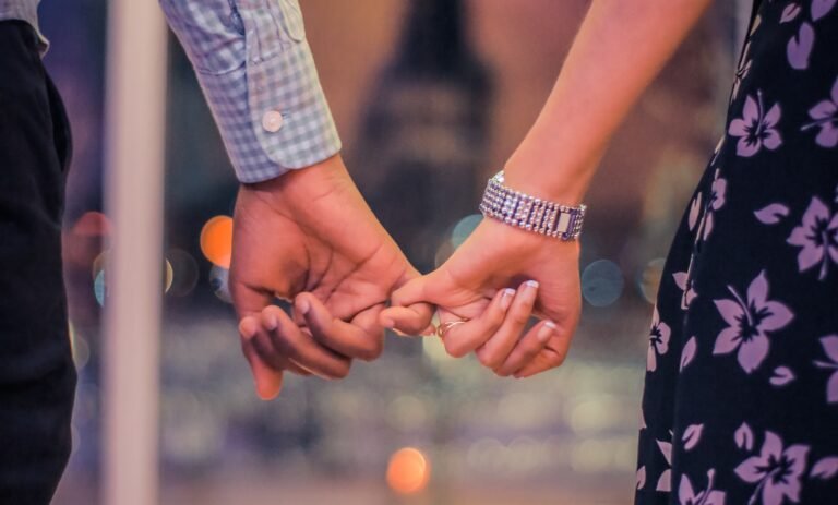 Δεν υπολογίζουν τίποτα: Τα 3 ζώδια που μόλις ερωτευτούν τα τινάζουν όλα στον αέρα