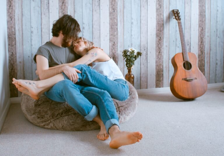 Ζηλεύουν και τη σκιά τους: Τα 3 ζώδια που ψήνουν το ψάρι στα χείλη των συντρόφων τους