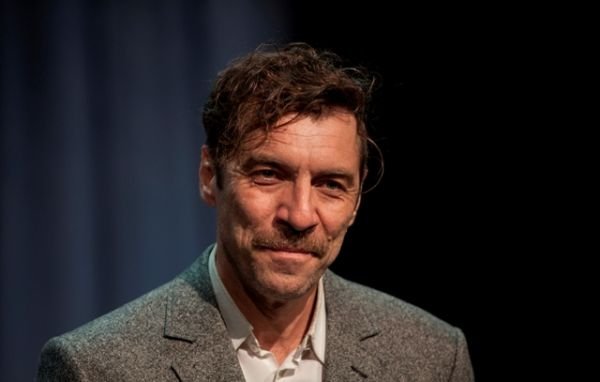 «Επειδή σου αρέσουν οι γυναίκες δε σημαίνει ότι δε μπορείς να φιλήσεις στο στόμα έναν φίλο σου»: Αποστομωτικός Γιάννης Στάνκογλου