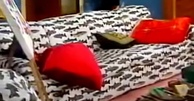 Mόνο λιωμένοι κάνουν 10/10! Σου δίνουμε τον χαρακτηριστικό καναπέ του σπιτιού, θα βρεις τη σειρά;