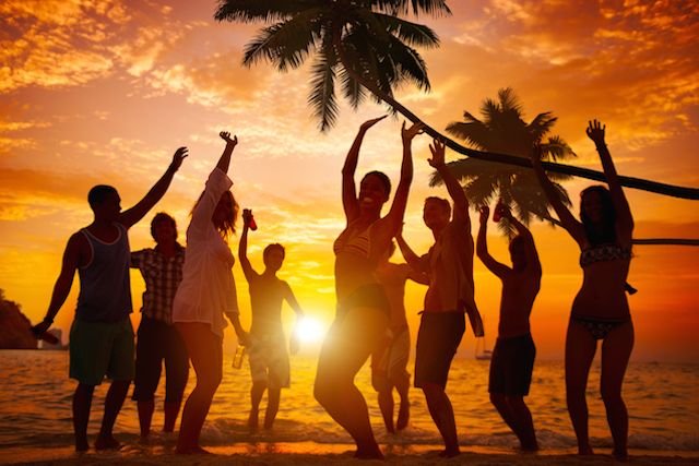 Πλυντήριο Bar: Καλοκαιρινά ραντεβού στην αμμουδιά του Bikini Beach!