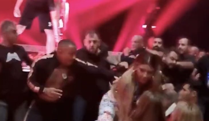 Σε βίντεο ο τραυματισμός της: H στιγμή που η Έλενα Παπαρίζου τρέχει να γλιτώσει απ’ τις μπουνιές του Light (Vid)