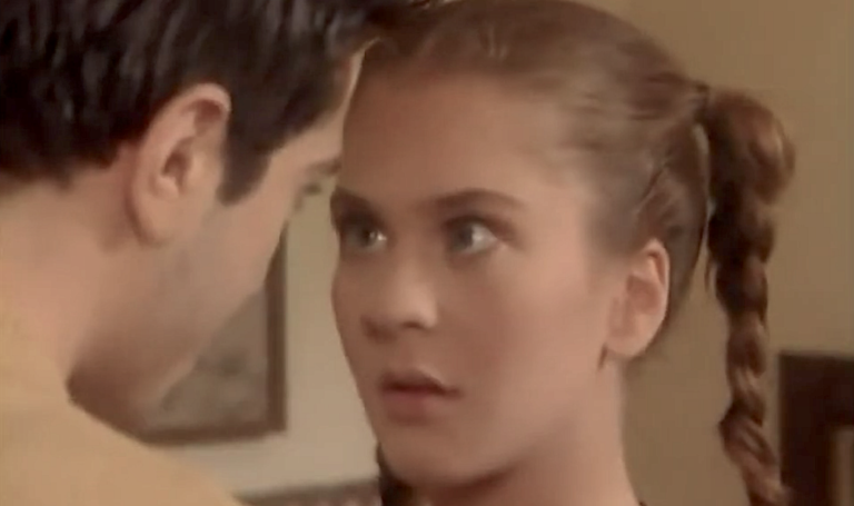 Χυμώδης όσο ποτέ, με μαγιό, χωρίς ρετούς και φίλτρα: H Γωγώ του «Καφέ της Χαράς» βάζει τα γυαλιά στις influencers (Pics)