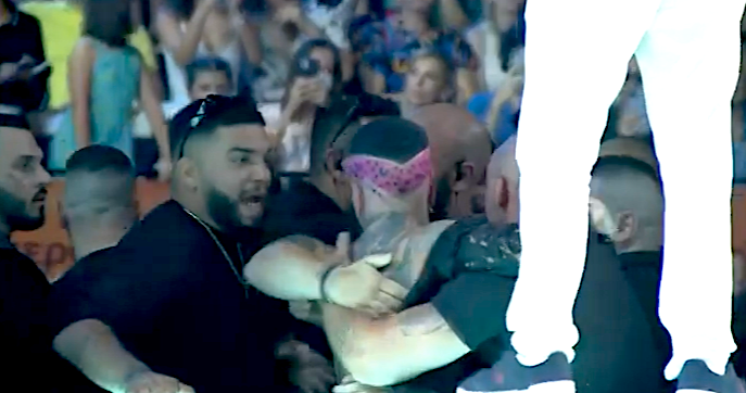 Και 3η συμπλοκή στα #MadVMA22: Ξύλο και στα backstage για Light και SNIK – Οι εικόνες που δεν είδαμε (Vid)