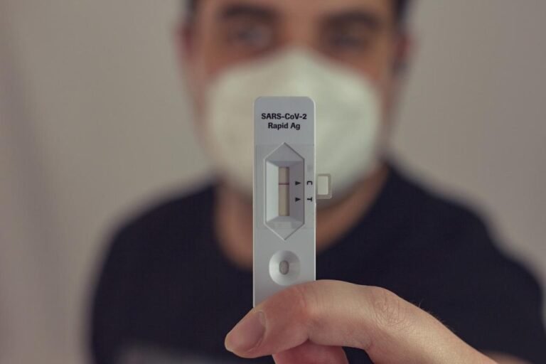 Όμικρον 5: Το πρώτο σύμπτωμα στους τριπλά εμβολιασμένους που νοσούν αλλά έχουν αρνητικό self test ακόμα