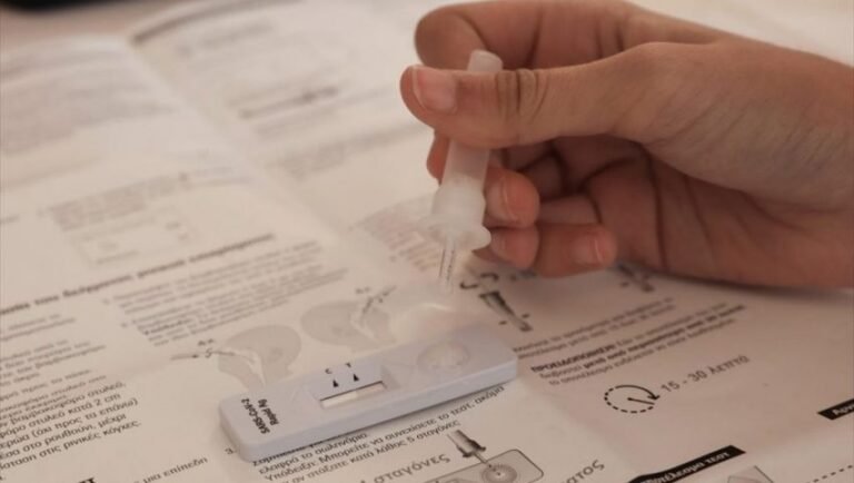 Το τεστ των σκαλιών: Το ύποπτο σύμπτωμα που δίνει η Όμικρον 5 λίγο πριν βγει θετικό το self test σου