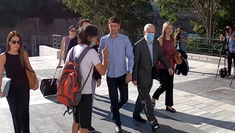 «Αληταρά, μπ@νέ!»: Επίθεση on camera στον Πέτρο Φιλιππίδη έξω από το δικαστήριο (Vid)