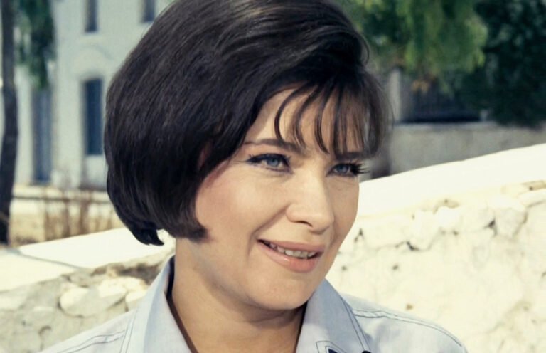 Ελάχιστοι το γνωρίζουν: Αυτός είναι ο λόγος που η Τζένη Καρέζη απαρνήθηκε το πραγματικό της όνομα