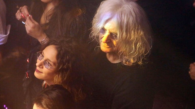 Νίκος Καρβέλας: Η εντυπωσιακή 32χρονη σύντροφός του για πρώτη φορά φωτογραφίζεται με το μωράκι τους (Pics)