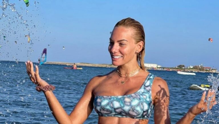 Μαθήματα αυτοπεποίθησης με μπικίνι: Η Ιωάννα Μαλέσκου χωρίς ίχνος μακιγιάζ είναι ακόμα πιο εντυπωσιακή (Pics)