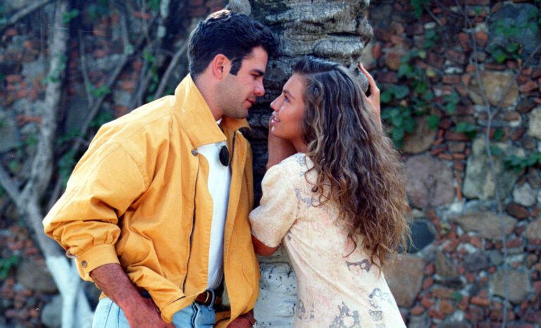 Mε το ίδιο φόρεμα 28 χρόνια μετά: Η Τhalia μεταμορφώνεται ξανά σε Μαριμάρ και προκαλεί χαμό στο instagram (Pics)