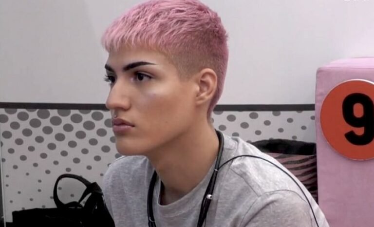 Από το «Big Brother» στη Μύκονο: Ο Θέμης Κανέλλος φορά μίνι φούστα και μπικίνι top στην ανάρτηση που έκανε θραύση (Pic)