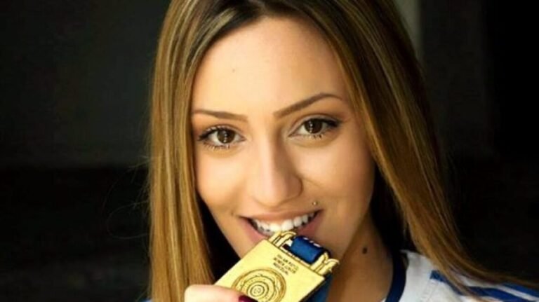 Η Άννα Κορακάκη με μαγιό είναι η απάντηση στα φίλτρα των Ελληνίδων Influencers (Pics)