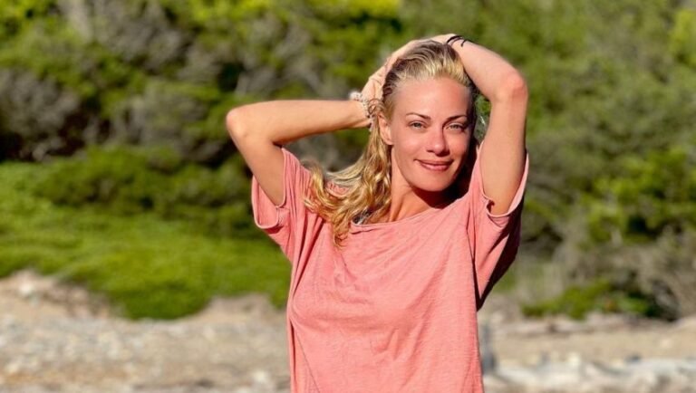 Χωρίς ίχνος μακιγιάζ ή photoshop: Η Ζέτα Μακρυπούλια «έσβησε» τις influencers με μία μόνο φωτό (Pic)