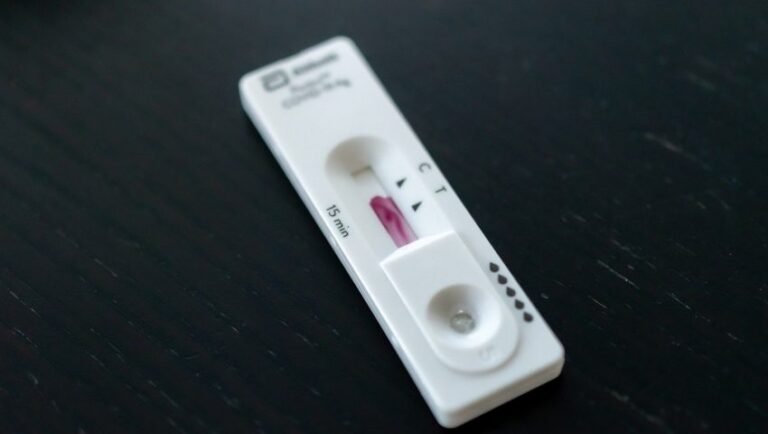 Το πρόσωπο μιλάει πριν το selt test: Το σημάδι που δείχνει ότι κόλλησες Όμικρον 5 αλλά είσαι ασυμπτωματικός