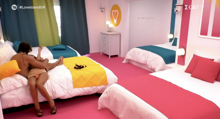 Ασυγκράτητο ζευγάρι του «Love Island»: Σάλος με τα πλάνα από τις περιπτύξεις τους στο κρεβάτι (Vids)