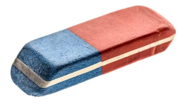 99/100 πιστεύουν ότι το μπλε κομμάτι της γόμας σβήνει στυλό. Εσύ ξέρεις τι κάνει στ’ αλήθεια;