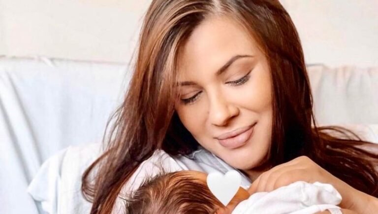 «Όπως είσαι, μπες για θεραπεία»: Η Λάουρα Νάργες δείχνει χωρίς ρετούς πώς είναι το σώμα της μετά τη γέννα (Pic)