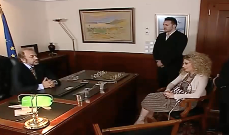 2 φωτό τα είπαν όλα: Το εξόφθαλμο σκηνοθετικό λάθος στο τελευταίο επεισόδιο του «Παρά 5» που κανείς δεν πρόσεξε (Pics)