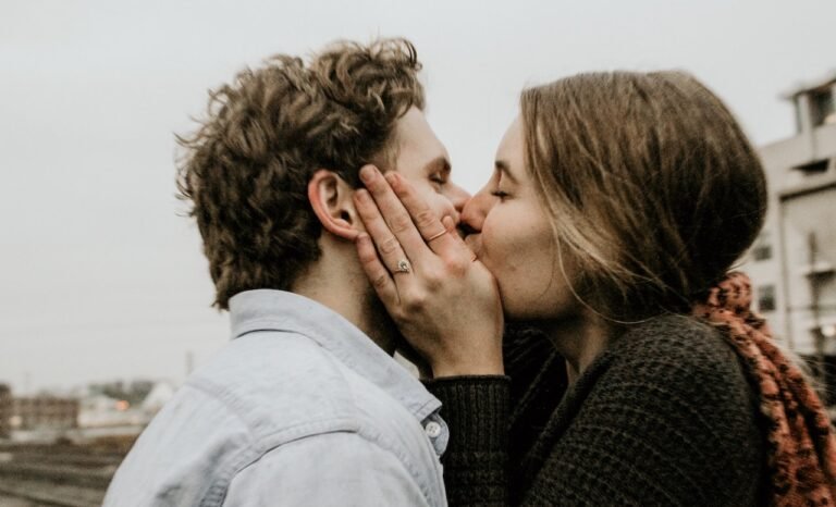 Θα ερωτευτούν κεραυνοβόλα: Αυτά είναι τα 3 ζώδια που θα κάνουν σχέση πριν τελειώσει ο Οκτώβριος