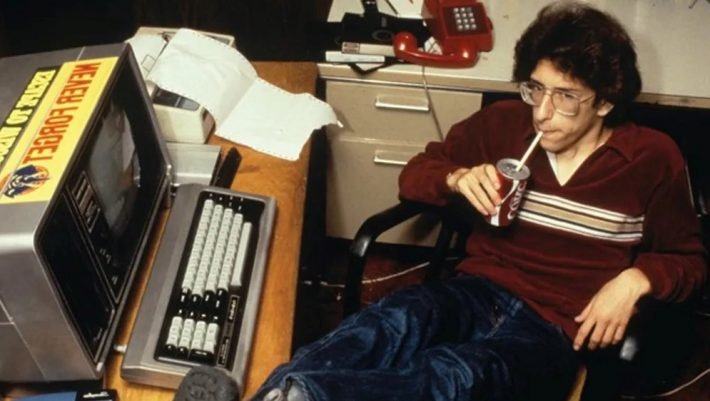 H ιδιοφυία που διέλυσε το Ίντερνετ: O φοιτητής που δημιούργησε μία βιομηχανία δισεκατομμυρίων επειδή… βαριόταν