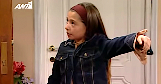 20 χρόνια μετά, μια κούκλα: Η Λίλα του «Άκρως Οικογενειακόν» ποζάρει ξανά με τη… «Μάρτζυ» (Vid)