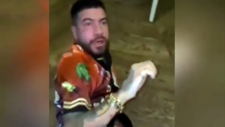 Εντοπίστηκαν οι δράστες του ξυλοδαρμού του SNIK | Εκτός εαυτού ο τράπερ τους κυνηγάει στον δρόμο να τους χτυπήσει (Vid)