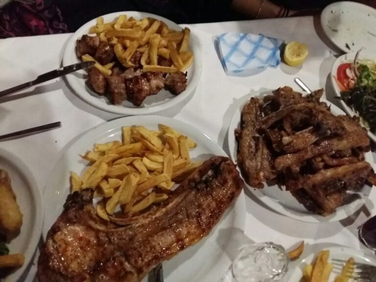 Καλές τιμές, απίθανη γεύση: Η ταβέρνα με τις θεόρατες μερίδες που αποθεώνει όλη η Αθήνα (Pics)