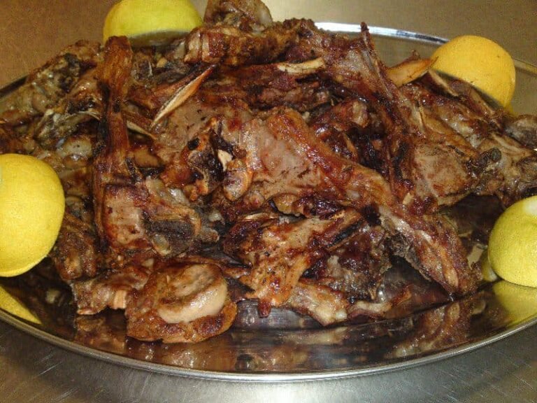 Ένα τραπέζι δεν φτάνει για να χωρέσουν: Η ταβέρνα με τα πεντανόστιμα, παραγεμισμένα πιάτα δεν κάνει εκπτώσεις στη γεύση (Pics)