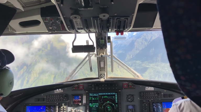 Εκεί που σταματάει ο χρόνος: Προσγείωση στο πιο επικίνδυνο αεροδρόμιο του κόσμου (Vid)