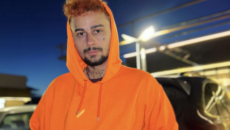 «Οι τελευταίες πληροφορίες τον θέλουν νεκρό από υπερβολική δόση»: Σάλος με φωτογραφία του αναίσθητου Sin Boy μέσα σε ασθενοφόρο (Pic)