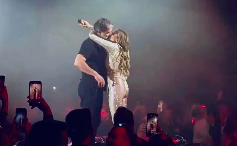 Δεν το πρόσεξε κανείς: Η κίνηση του Μπισμπίκη στη Δέσποινα Βανδή δευτερόλεπτα πριν την αρπάξει και τη φιλήσει δημόσια (Vid)