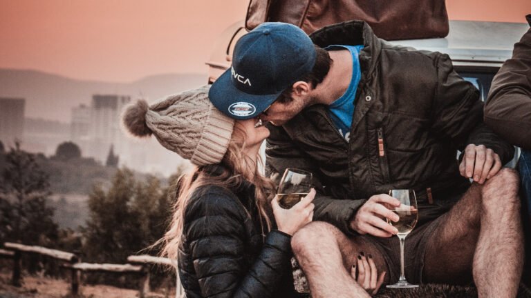 Χάνουν την προσωπικότητά τους: Τα 4 γυναικεία ζώδια που όταν ερωτευτούν γίνονται βδέλλες και χάνονται από φίλους