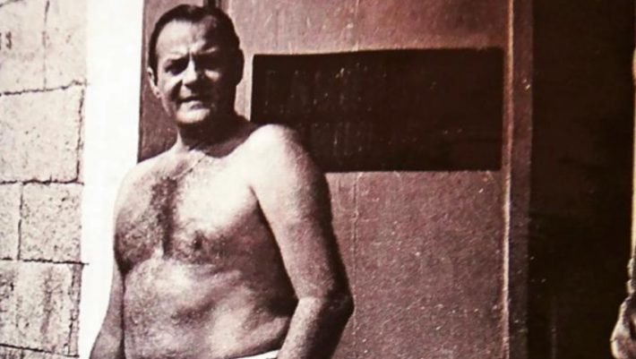 Κάποιοι ορκίζονται ότι δεν είναι αυτός: Η σπάνια σκηνή του 25χρονου Κωνσταντάρα σε γαλλική ταινία του 1938 (Vid)