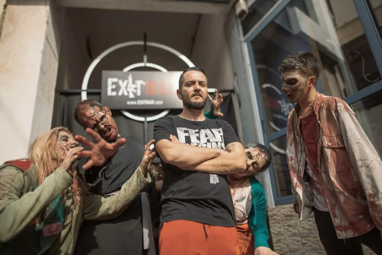 Νεκρή στα Τέμπη η μητέρα γνωστού ηθοποιού και ιδιοκτήτη escape room τρόμου (Vid)