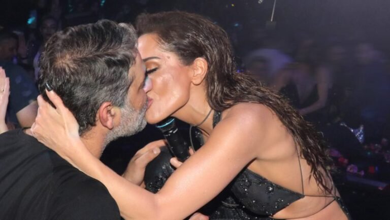 Δέσποινα Βανδή: Φωτογραφίζει ημίγυμνο τον Βασίλη Μπισμπίκη και γίνεται viral (Pic)